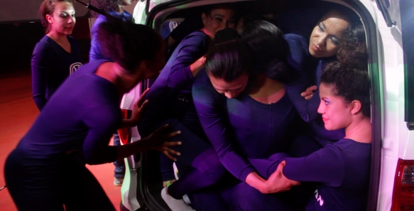 Nuevo Récord Guiness en Colombia: 37 personas dentro de un carro