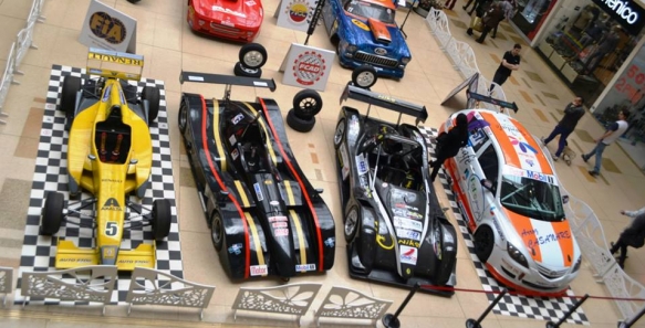 Gran exhibición de carros clásicos y de carreras en contra de los piques ilegale